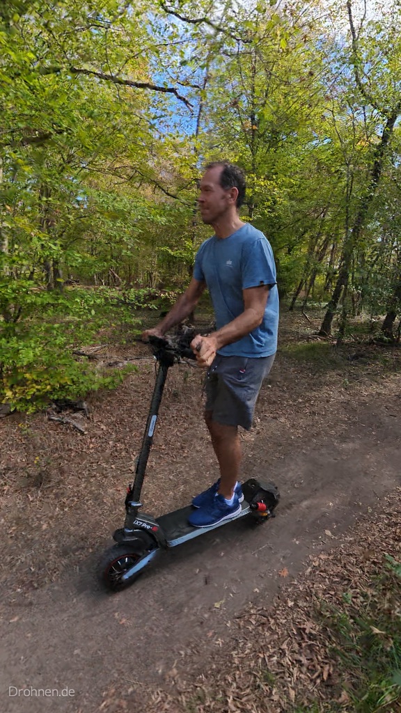iScooter iX7 Pro in Seitenansicht auf einem Waldpfad, Schriftzug iX7 Pro sichtbar