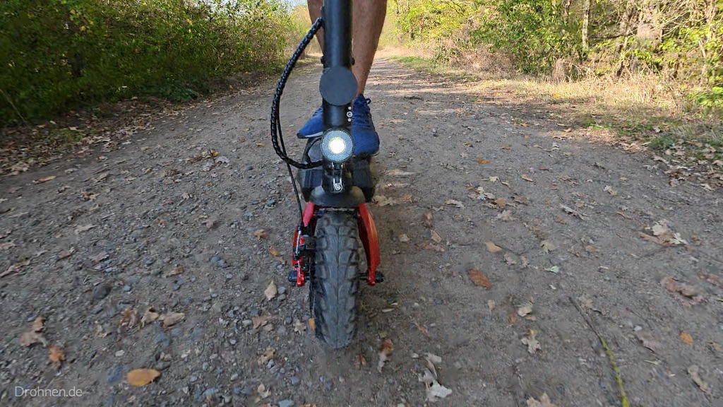isinwheel T8 frontal auf Schotterweg mit eingeschaltetem Scheinwerfer