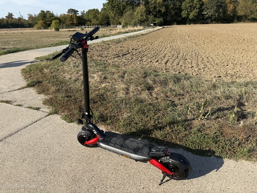 isinwheel T8 auf dem Seitenständer am Feldweg, Ansicht schräg von hinten