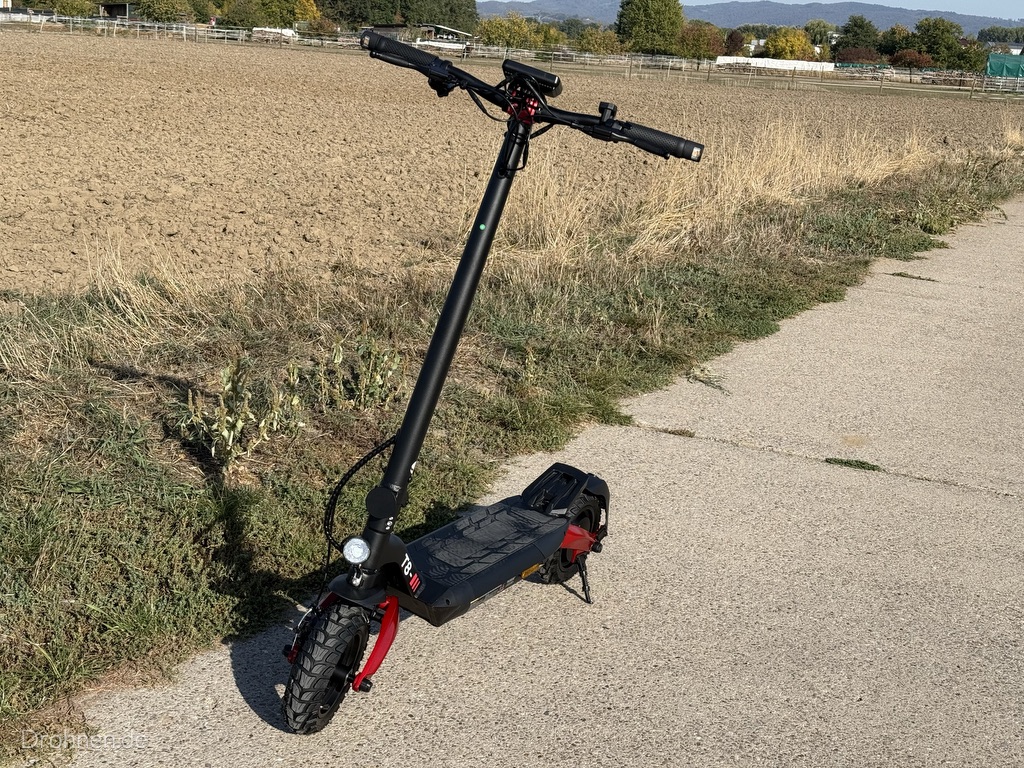 isinwheel T8 schräg von vorn auf einem Feldweg mit Acker im Hintergrund