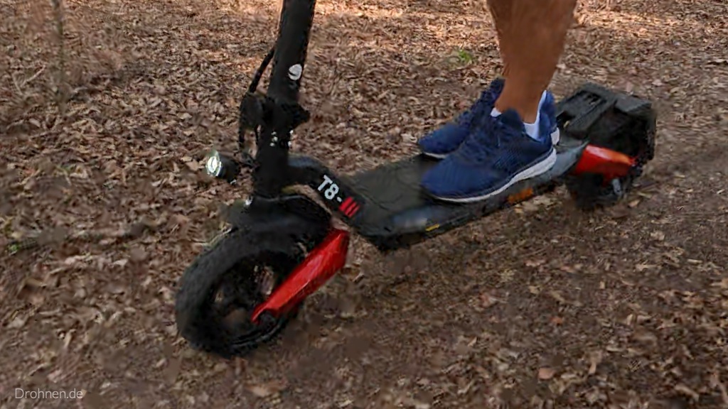 isinwheel T8 in Fahrt auf Laub, Blick auf Trittbrett und Vorderrad