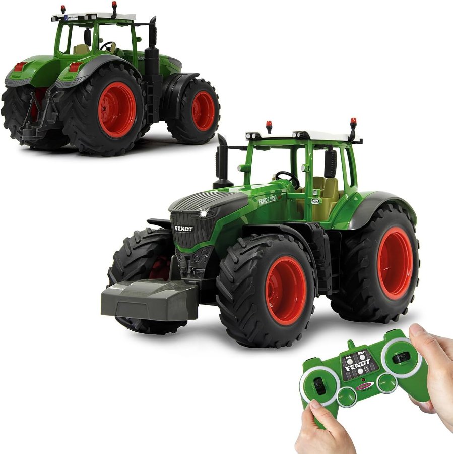 Zwei Ansichten des grünen Jamara Fendt 1050 Vario im Maßstab 1:16 mit Fernsteuerung in Kinderhänden