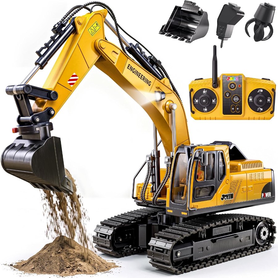 JOYIN 3-in-1-Bagger beim Graben im Sand, daneben Fernbedienung, Greifer, Bohrer und Schaufel als Wechselaufsätze