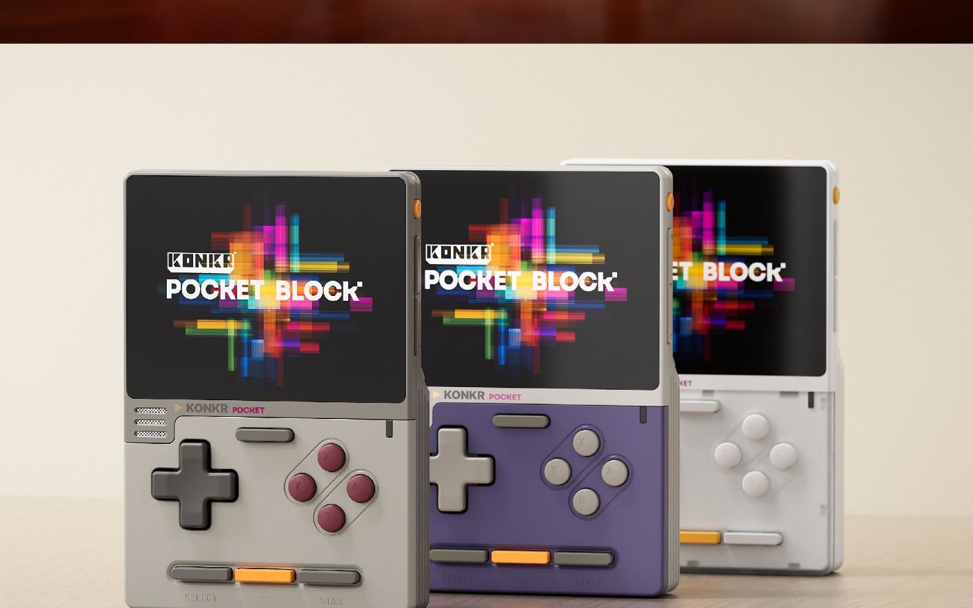 Drei KONKR Pocket Block in Grau, Lila und transluzentem Weiß nebeneinander auf einem Tisch
