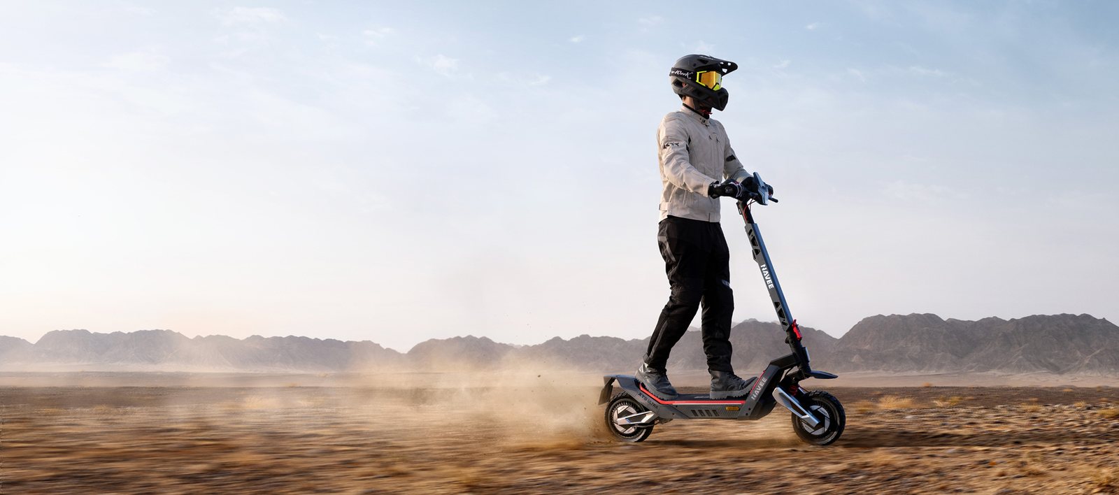 Navee XT5 Ultra auf losem Untergrund. Das Motiv belegt keine bestimmte Steigleistung