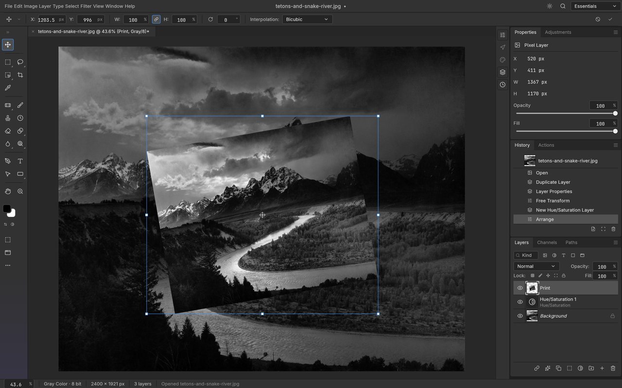 PhotoCraft Frei-transformieren-Modus mit Transformationsrahmen über einer Schwarzweiß-Landschaft und Optionsleiste für Breite, Höhe und Winkel