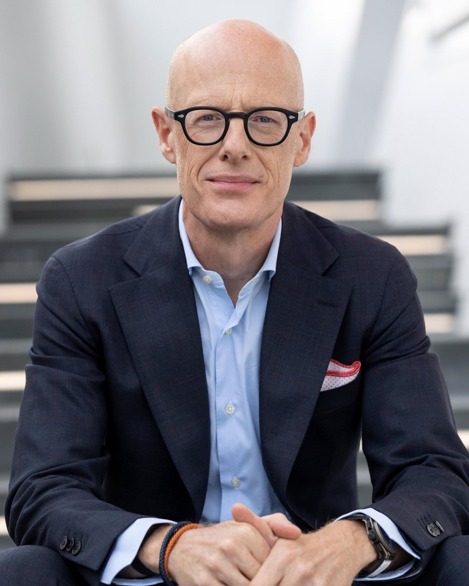Porsche-Vorstandsvorsitzender Michael Leiters mit Brille und dunklem Sakko in einem offiziellen Porträt