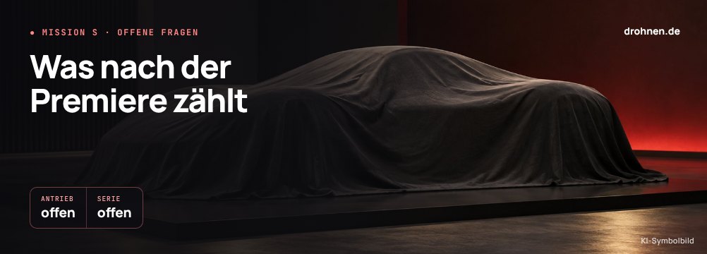 Banner mit dem Schriftzug Was nach der Premiere zählt vor einem verhüllten Sportwagen, Eckdaten Antrieb offen und Serie offen
