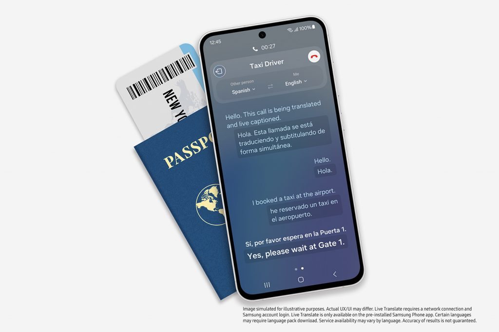 Samsung Galaxy S24 FE mit Übersetzungsbeispiel neben Reisepass und Bordkarte
