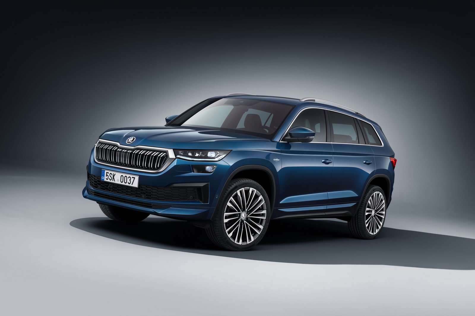 Blauer Škoda Kodiaq L&K in schräger Frontansicht im Studio