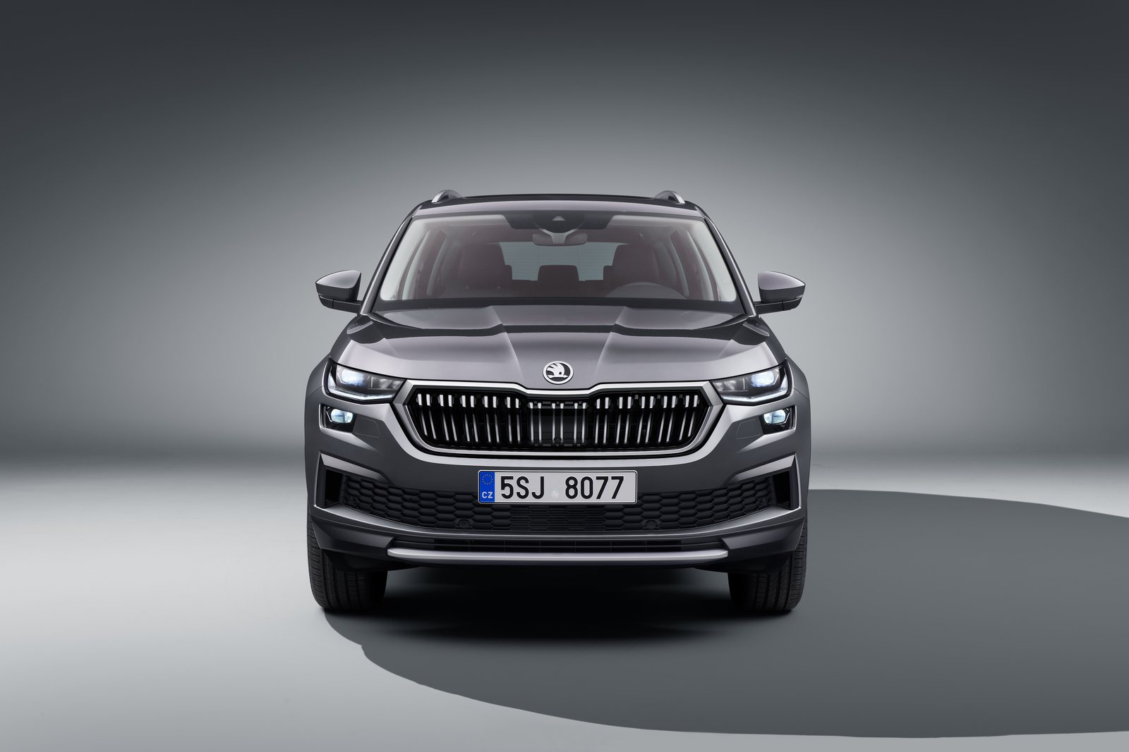 Grauer Škoda Kodiaq frontal im Studio
