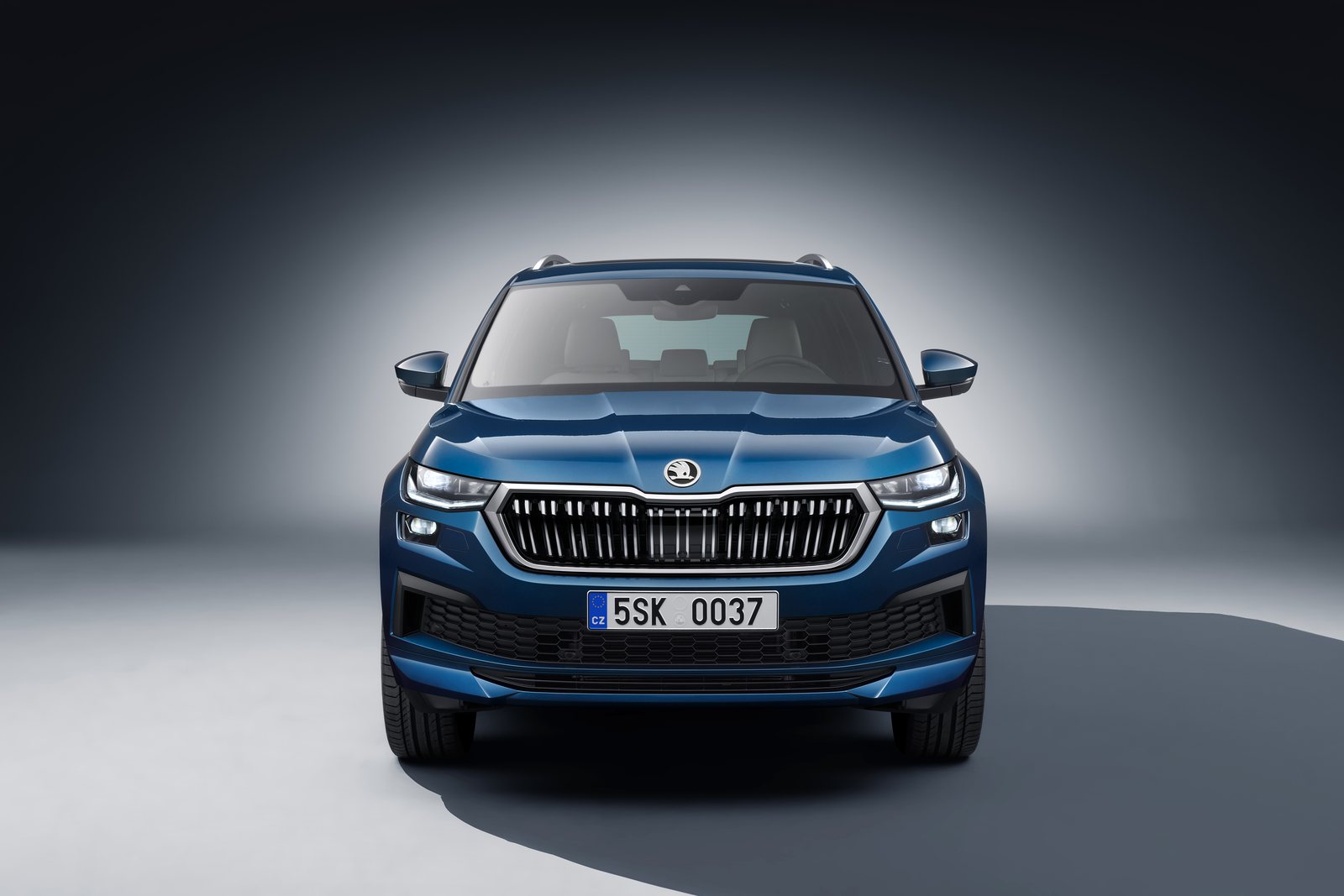 Blauer Škoda Kodiaq L&K frontal im Studio
