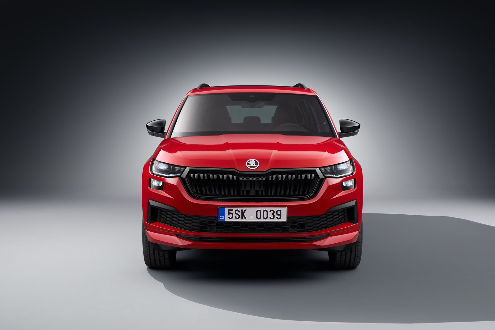 Roter Škoda Kodiaq Sportline frontal im Studio