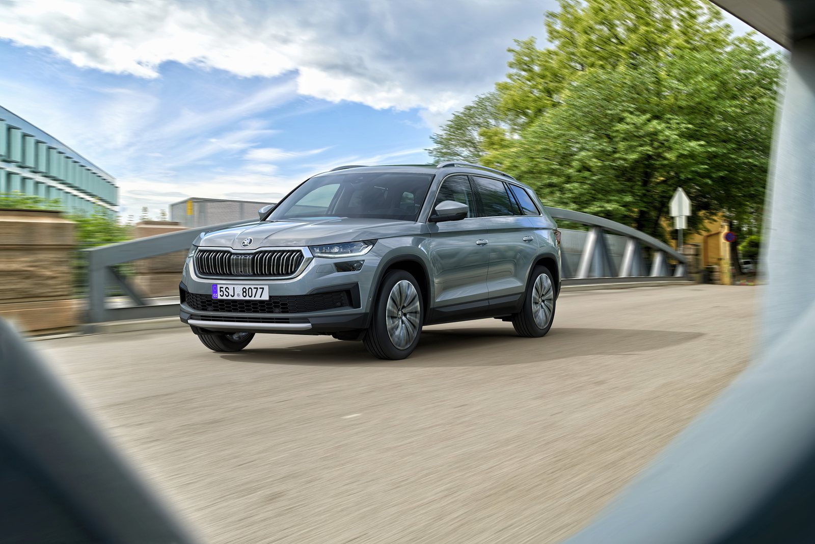 Grauer Škoda Kodiaq während der Fahrt in einer Stadt