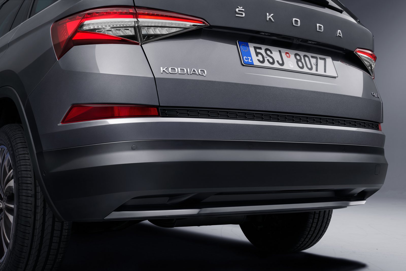 Heckleuchten und Heckklappe eines grauen Škoda Kodiaq