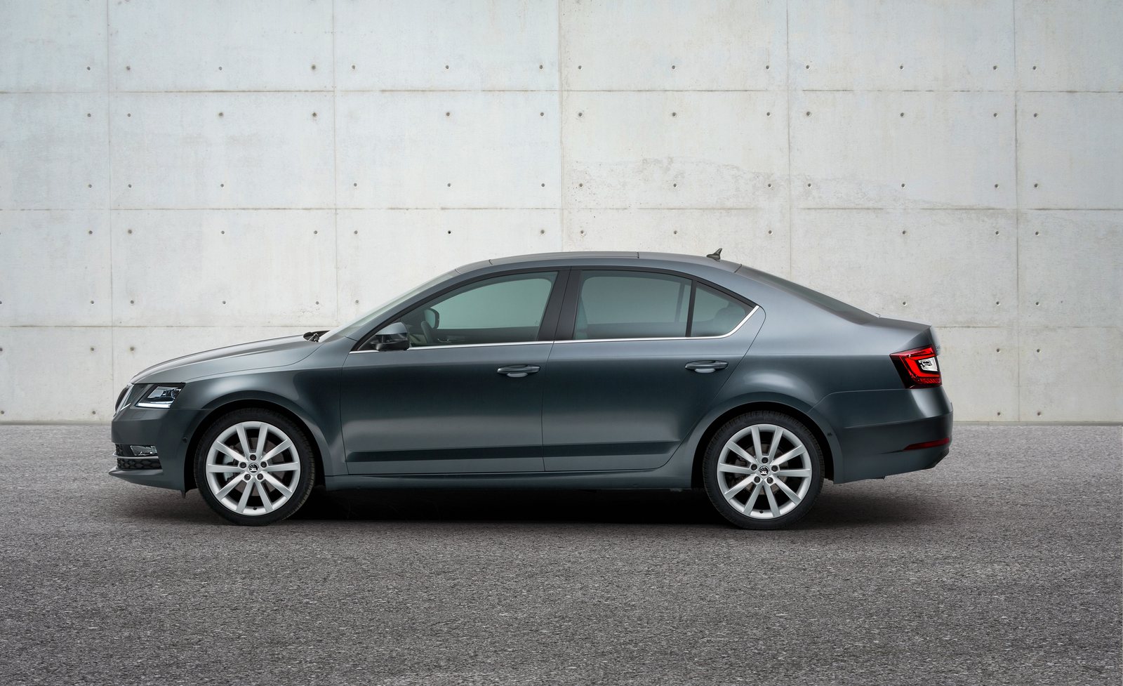 Grauer Škoda Octavia III Facelift in seitlicher Ansicht