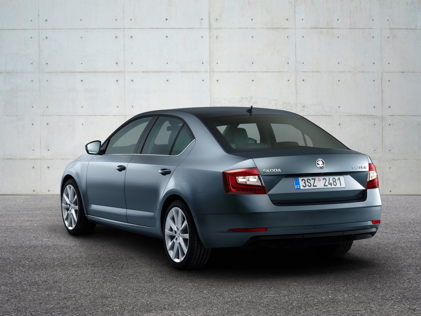 Grauer Škoda Octavia III Facelift in schräger Heckansicht