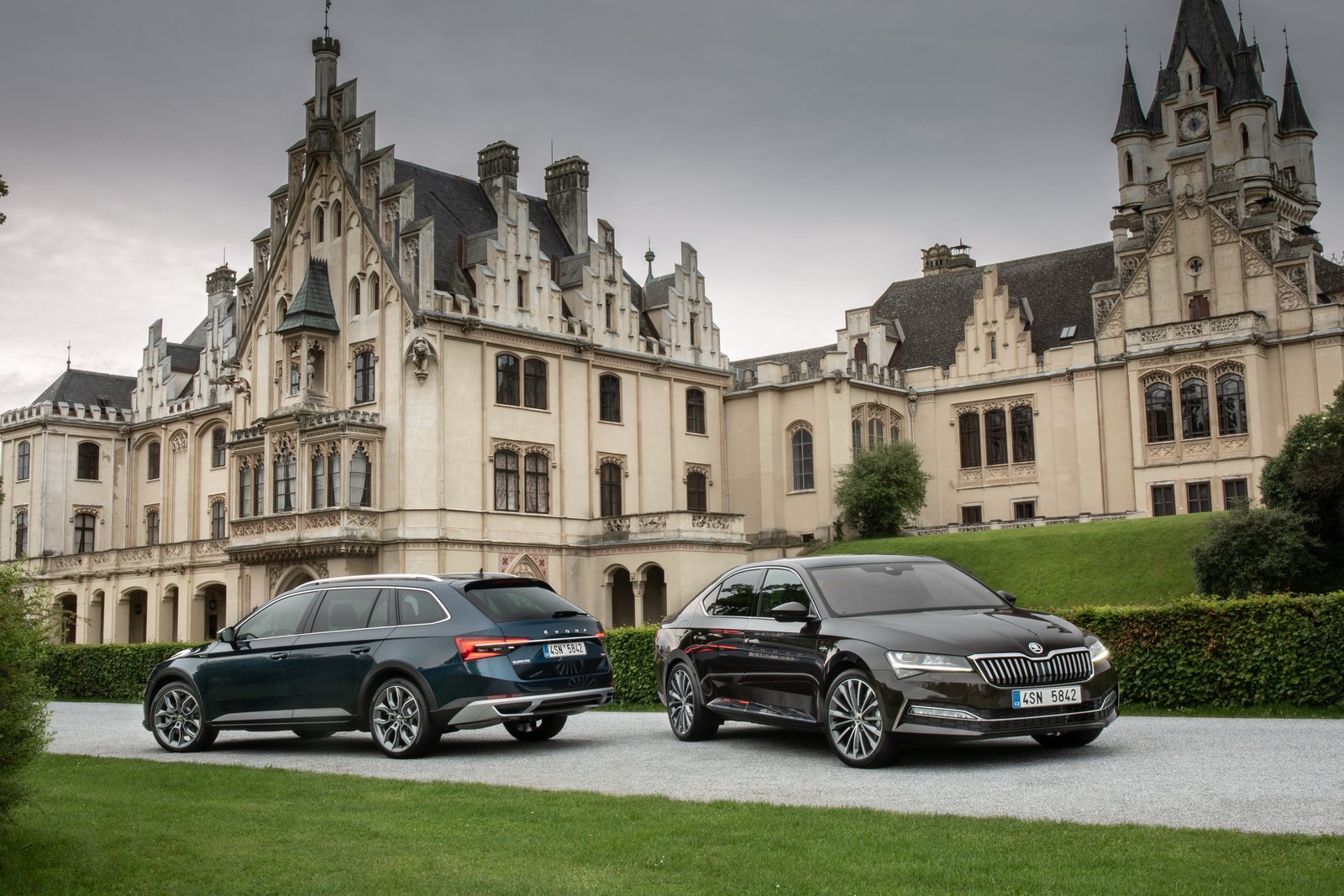 Škoda Superb L&K und Superb Scout vor einem Schloss