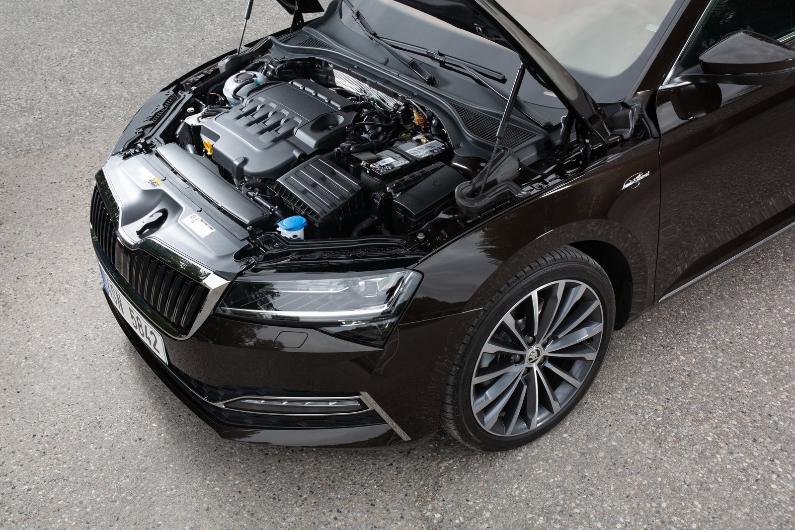 Offene Motorhaube und Motorraum eines Škoda Superb L&K