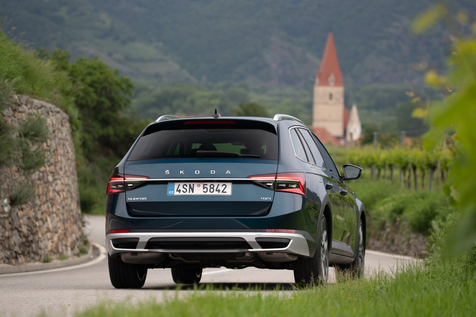 Škoda Superb Scout in Heckansicht auf einer Straße