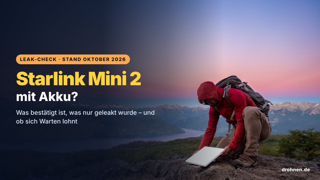 Wanderer mit Rucksack stellt eine flache Starlink-Mini-Antenne auf einem Felsen vor Bergen und See auf, daneben der Schriftzug Starlink Mini 2 mit Akku