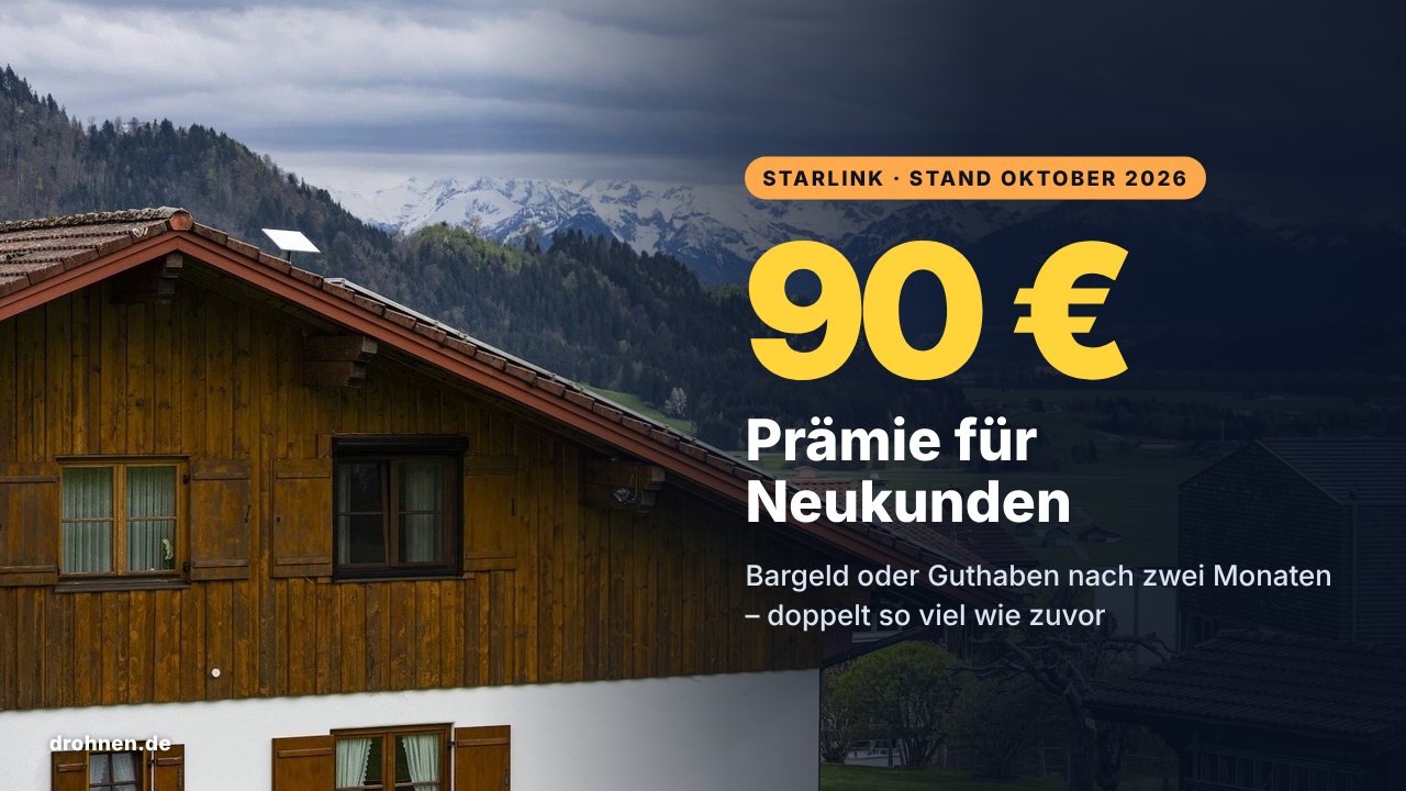 Starlink-Antenne auf dem Dach eines Holzhauses vor den Alpen, dazu der Schriftzug 90 Euro Prämie für Neukunden