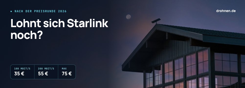 Banner mit dem Schriftzug Lohnt sich Starlink noch und den Tarifpreisen 35, 55 und 75 Euro über einem Wohnhaus mit Starlink-Terminal im Abendlicht