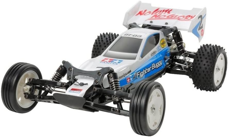 Aufgebauter TAMIYA Neo Fighter Buggy DT-03 im Maßstab 1:10 mit weiß-blauer Karosserie und Heckflügel