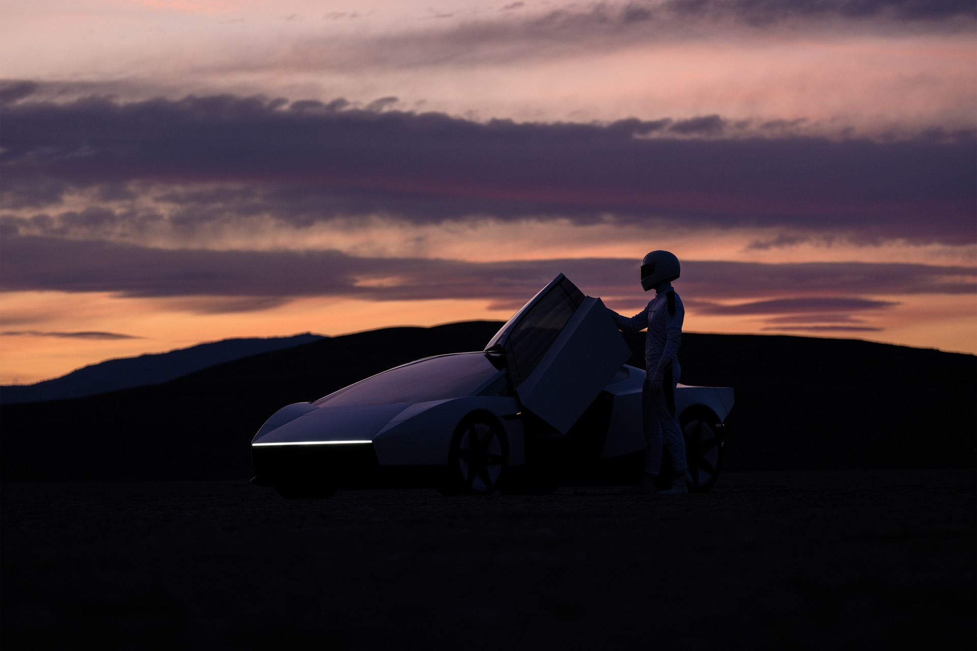 Tesla Roadster mit geöffneten Türen bei Dämmerung in einer weiten Landschaft.
