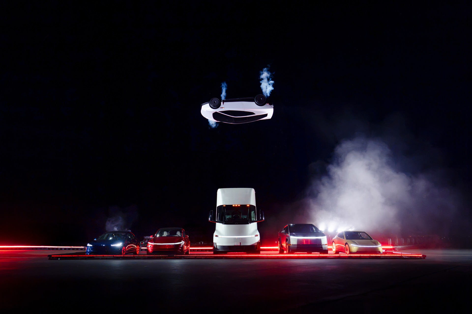 Tesla-Veranstaltungsabbildung eines Roadster über einer nächtlich beleuchteten Vorführfläche.