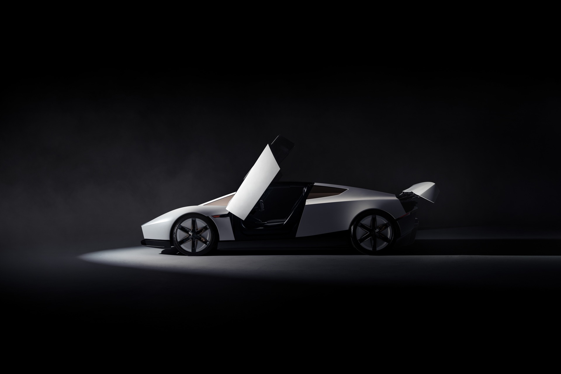 Seitenansicht des weißen Roadster mit nach oben geöffneten Türen.