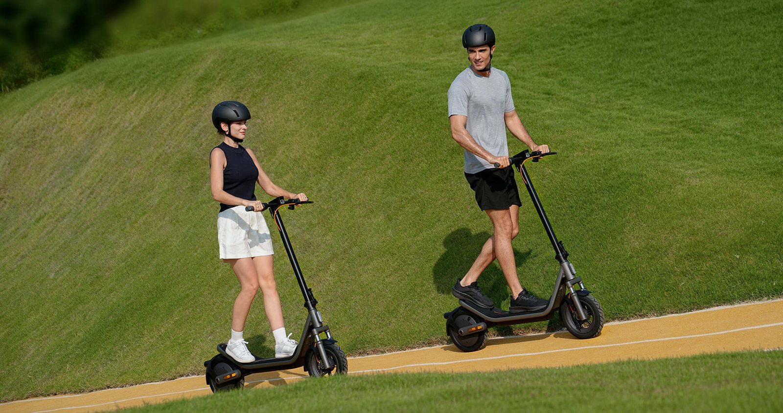 Xiaomi Electric Scooter 6 auf ansteigendem Weg – ein Modell mit einem Motor